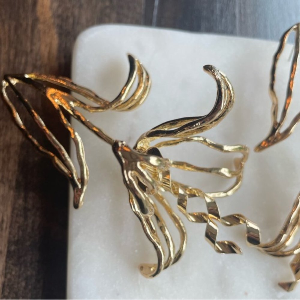 Golden Metal Floral Shape Dangle Earrings - Picture 2 of 6